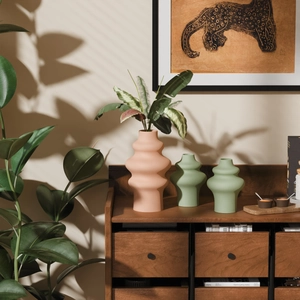 Set di vasi geometrici in rosa e verde salvia per l'arredamento di interni moderni
