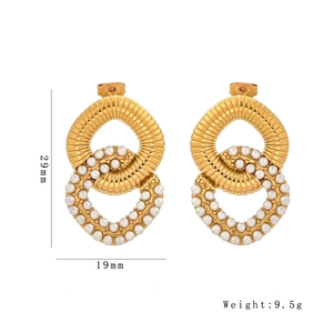 Orecchini a doppio cerchio dorati con texture in metallo e perle bianche, 29mm