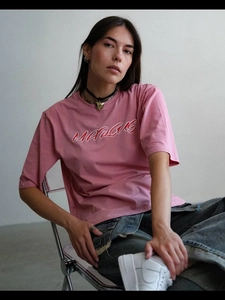 Ροζ βαμβακερό t-shirt με στρογγυλή λαιμόκοψη και τύπωμα MARQUIS σε χαλαρή γραμμή