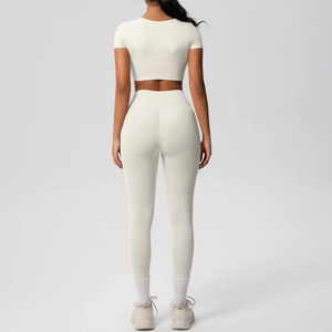 Vue arrière du legging de yoga taille haute crème et du haut court à manches courtes