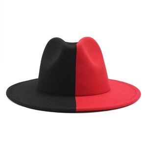 Gros plan détaillé montrant le joint bicolore rouge et noir sur le chapeau en feutre