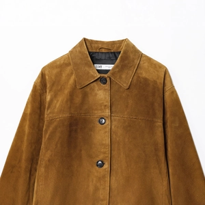 Giacca in pelle scamosciata marrone con colletto a rever e bottoni scuri eleganti