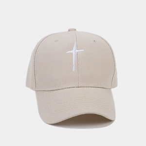 Détail d'une casquette beige avec broderie étoile blanche et texture en sergé de coton