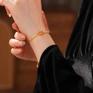 Elegant 18k gold plated bracelet with horseshoe clasp and sparkling cubic zirconia stones