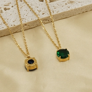 Goldene Edelstahlkette mit runden Smaragd- und Saphir-Zirkonia-Steinanhängern