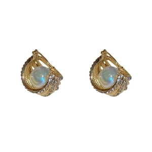 Boucles d'oreilles ajourées en or avec perle sirène et diamants au design géométrique