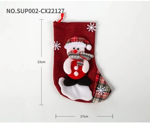 Détail d'une chaussette de Noël avec bonhomme de neige 3D, écharpe à carreaux et flocons