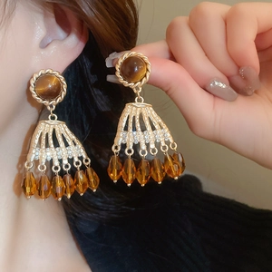 Detailansicht von Vintage-Schlangenohrringen mit bernsteinfarbenen Perlen und Kristallen