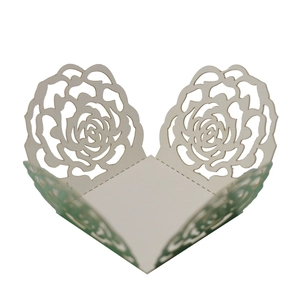 Détail de la boîte à bonbons blanche découpée au laser avec motifs de dentelle de roses