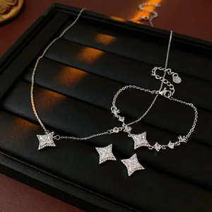 Gros plan d'un ensemble de bijoux étoile en argent avec collier et boucles d'oreilles