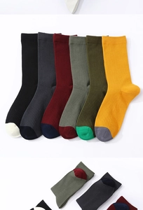 Détail de chaussettes en coton côtelé coloré avec orteils contrastés et texture douce