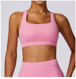 Dettaglio del reggiseno sportivo rosa e dei leggings da yoga a vita alta elastici