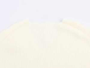 Detailaufnahme von Kragen und Schulternaht des Strickkleides in Cremeweiß-Optik