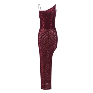Détail de la robe asymétrique bordeaux avec motif zèbre métallisé et fines bretelles