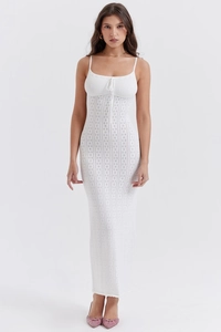 Détails de robe maxi en maille blanche avec cordon de serrage et motifs ajourés élégants