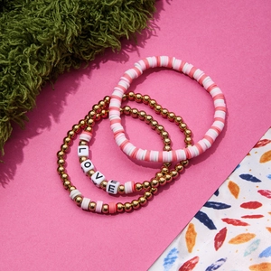Böhmisches buntes Perlenarmband-Set aus Ton mit LOVE-Schriftzug und goldenen Akzenten