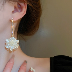 Élégantes boucles d'oreilles longues avec pétales de fleurs en acrylique blanc et strass