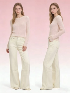 Vues de face et de côté d'un pantalon large crème à taille haute et pull en tricot rose