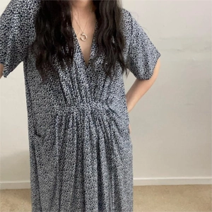 Detail of V-neck floral midi dress with elastic high waist and navy chiffon print