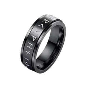 Vista detallada de las runas vikingas grabadas en un anillo giratorio de acero inoxidable negro
