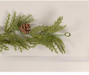 Detailed 170cm artificial pine garland with green needles and realistic pine cones