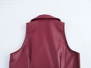 Detail van de achterkant van een bordeaux PU-lederen jurk met textuur en stiksels