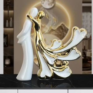 Sculpture de couple moderne en céramique avec base en forme de cœur blanc et doré