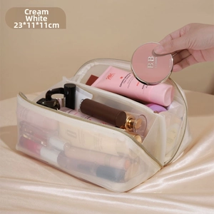 Detailansicht der großen, apricotfarbenen Make-up Tasche, Maße 23x11x11 cm