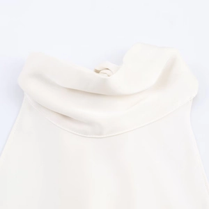 Détail d'un haut sans manches blanc avec col roulé plissé et texture de tissu doux et fluide