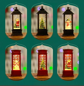 Détail de lanternes de Noël vintage et cabines téléphoniques avec Père Noël et paillettes