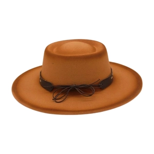 Détail du chapeau Fedora marron à larges bords avec ruban en cuir décoratif