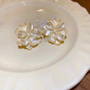 Orecchini a perno a forma di camelia bianco perla con petali testurizzati ed eleganti