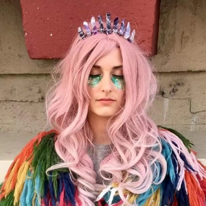Modella che indossa corona di cristalli di quarzo viola e giacca con frange