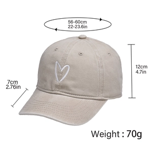 Khakifarbene Baumwoll-Baseballkappe mit Herzstickerei und Produktabmessungen im Detail