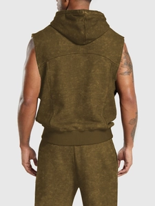 Détail de l'ensemble sweat à capuche sans manches homme vert olive, texture coton lavé