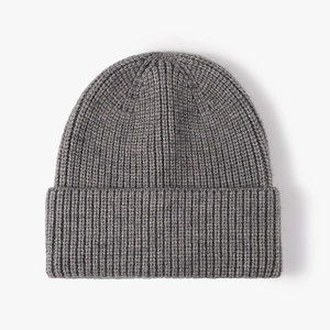 Bonnet en maille côtelée gris foncé classique avec revers pour la chaleur hivernale