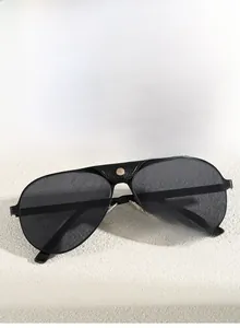 Detail der Pilotensonnenbrille mit schwarzem Ledersteg und goldenen Nietakzenten