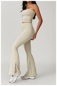 Détail du pantalon de yoga à ourlet fendu taille haute et bandeau sans bretelles