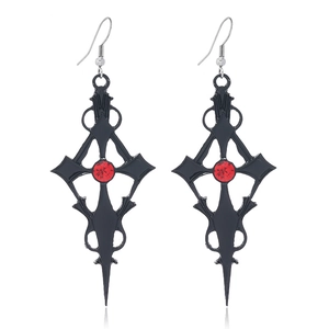 Vue détaillée des boucles d'oreilles gothiques en métal noir avec pierres rouges rondes