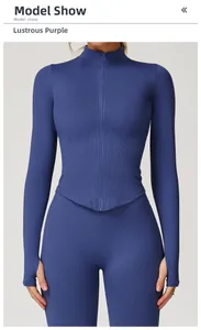 Détail de la veste de yoga violette ajustée avec col montant et ourlet élégant en forme de V