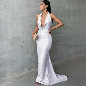 Robe de soirée licou blanche élégante avec décolleté en V plongeant et design dos nu plissé