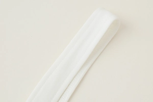 Vue macro d'une sangle en nylon blanc pur avec texture tissée et bords lisses