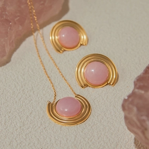 Parure de bijoux de luxe avec quartz rose, collier et boucles d'oreilles en or