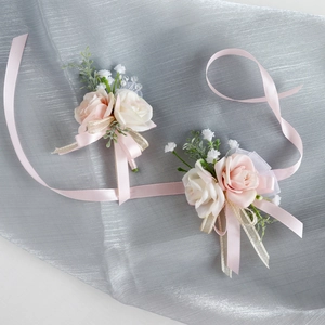 Elegante set di corsage da polso e boutonniere con rose artificiali rosa e nastri