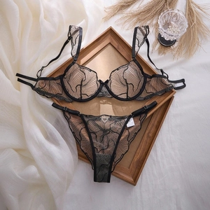 Completo intimo in pizzo ricamato nero con reggiseno con ferretto e perizoma