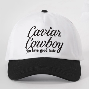 Détail de la broderie Caviar Cowboy noire sur la casquette de baseball en coton blanc