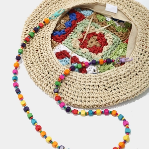 Béret bohème en paille tissé main avec motifs au crochet colorés et lanière à perles
