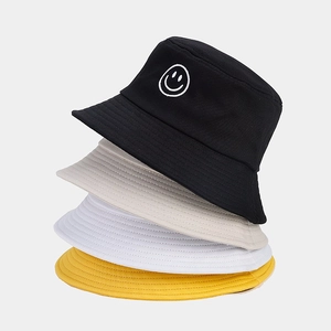 Bobs classiques en coton avec broderie smiley en noir, blanc, beige et jaune vif pour tous