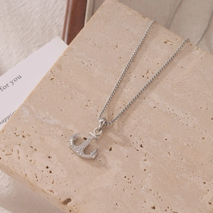 Collier avec pendentif ancre en argent et oxydes de zirconium sur une pierre naturelle