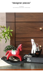 Vue détaillée de statuettes de chevaux à bascule en bois rouge et blanc rétro